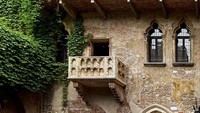 Kisah cinta Romeo dan Juliet yang melegenda membuat rumah Juliet yang berada di Verona kerap dikunjungi para wisatawan baik dari kawasan Italia maupun berbagai negara lainnya. Rumah besar ini adalah kediaman resmi keluarga Dal Cappello sejak tahun 1200-an. Dari kata Cappello itu kemudian diturunkan menjadi kata Capuleti, nama keluarga Juliet. Kemudian orang percaya bahwa rumah itu adalah rumah keluarga Juliet.Sejak awal abad 19 banyak pelancong yang berrziarah ke rumah Juliet ini. Salah satunya adalah penulis terkenal dari Inggris, Charles Dickens. Didier Descouens - Dok. Wikipedia.