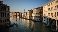Masih di kawasan Italia, bicara kota tercantik di Eropa maka Venesia tak boleh dilewatkan. Kota yang berjuluk City of Water ini terdaftar sebagai situs warisan dunia UNESCO. Dan Kitwood/Getty Images.
