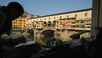 Kota lain di Italia yang juga tersohor akan kecantikan kotanya adalah Florence. Kota ini bahkan juga terkenal sebagai rumah bagi para pemikir besar sekaligus lahirnya Renaissance atau zaman pencerahan di masa silam. Sejumlah tokoh besar yang lahir di kota ini adalah Leonardo da Vinci, Michelangelo, Raphael, hingga Dante Alighieri. Sean Gallup/Getty Images
