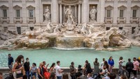 Roma juga jadi salah satu kota tercantik di Eropa yang berada di kawasan Italia. Air Mancur Trevi jadi salah satu landmarks paling terkenal di kota tersebut. Tak sedikit wisatawan baik dari kawasan Italia maupun mancanegara datang ke air mancur tersebut. Antonio Masiello/Getty Images.