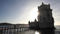 Ibu Kota Negara Portugal, Lisbon, juga masuk dalam daftar kota-kota tercantik di Eropa. Selain eksotis, kota ini juga kaya akan nilai sejarah. Ada beragam landmarks ikonik yang dapat dikunjungi di kota ini, mulai dari Praca do Comercio, Arc de Rua Augusta hingga Menara Belem yang telah masuk ke dalam daftar situs warisan dunia UNESCO. Pedro Loureiro/Getty Images.