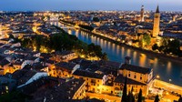 Kota Verona yang berada di Italia terkenal dengan kisah cinta Romeo dan Juliet. Kota ini pun termasuk sebagai salah satu destinasi wisata andalan di Italia Utara. Luca Casartelli - Dok. Wikipedia.