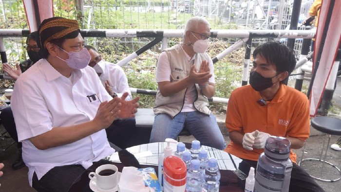 Airlangga Hartarto bersama alumni program Prakerja