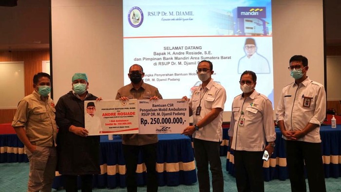 Andre Rosiade Saat Menyerahkan Bantuan