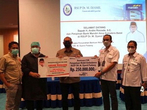 Andre Rosiade Serahkan Ambulans untuk RSUP M Djamil Padang