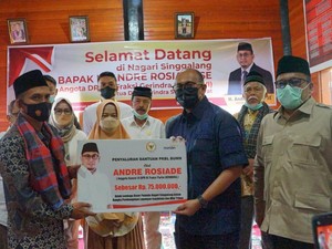 Di Tanahdatar, Andre Rosiade Serahkan Ratusan Juta Bantuan & Sembako