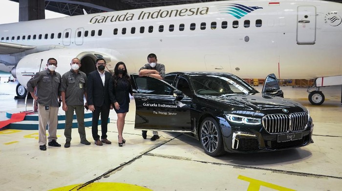 Asyik, Penumpang Garuda Kini Bisa Diantar Jemput Mobil Mewah Garuda Indonesia dan BMW Indonesia luncurkan layanan βThe Prestige Serviceβ yang hadirkan layanan transportasi premium dari dan menuju bandara Soekarno-Hatta.