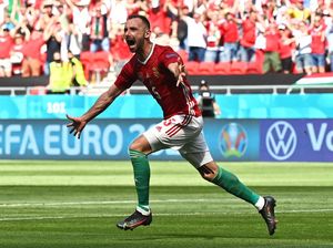 Fiola Rayakan Gol ke Gawang Prancis Sambil Acak-acak Meja Reporter!