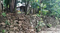 Di areal hutan ini bisa ditemui terasering yang dibangun dari pecahan batu. Terasering memenuhi kawasan hutan berjarak antara 10-15 meter. Ngationo, salah satu warga yang ditemui mengatakan terasering itu melindungi desa dari banjir dan longsor. Teras siring dibangun di semua bagian hutan yang melingkupi desa.
