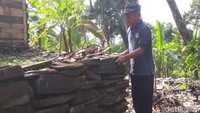 Terasering batu itu sudah dibangun sejak lama. Menurut Ngationo, generasi sebelumnya sudah menyadari bahaya banjir dan longsor sehingga membangunnya. Ngationo menjelaskan batu yang dipakai untuk terasering diambil dari lokasi sekitar. Warga hanya memecah batu besar menjadi lempengan kecil.