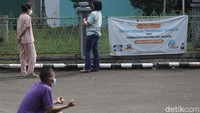 Akibatnya, ketersediaan tempat di sejumlah tempat isolasi pasien COVID-19 di kawasan Ibu Kota pun kian menipis.