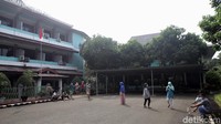 Tiap kamar diisi oleh 2 hingga 3 pasien. Sebelumnya, Kepala Dinas Kesehatan DKI Jakarta Widyastuti sempat menyebut ketersediaan tempat isolasi pasien COVID-19 di Jakarta kian menipis. Dia mengatakan sejumlah wisma yang disiapkan Pemprov DKI untuk isolasi pasien Corona sudah terisi 80 persen.