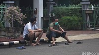 Sementara itu, kasus sembuh hari ini di Jakarta mencapai 2.443, sehingga total pasien yang telah sembuh dari Corona sebanyak 431.004. Kemudian kasus meninggal di DKI Jakarta bertambah 59 orang. Dengan demikian, total kasus meninggal akibat Corona mencapai 7.640. Tambahan kasus Corona pada Sabtu (19/6) lalu di DKI Jakarta menjadi yang tertinggi setelah sebelumnya pada Jumat (18/6). Pada Jumat kemarin kasus Corona mencapai 4.737, dengan demikian tambahan Corona di Jakarta pada hari ini menjadi yang tertinggi selama pandemi.