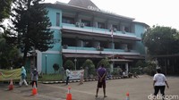 Sejumlah pasien COVID-19 dengan status orang tanpa gejala (OTG) beraktivitas di Graha Wisata TMII, Jakarta, Minggu (20/6/2021).