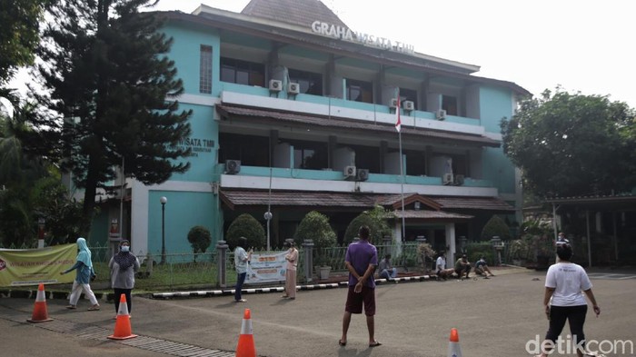 Kasus COVID-19 di Jakarta meningkat pascalebaran. Ketersediaan tempat isolasi pasien COVID-19 di Graha Wisata TMII pun kian menipis.