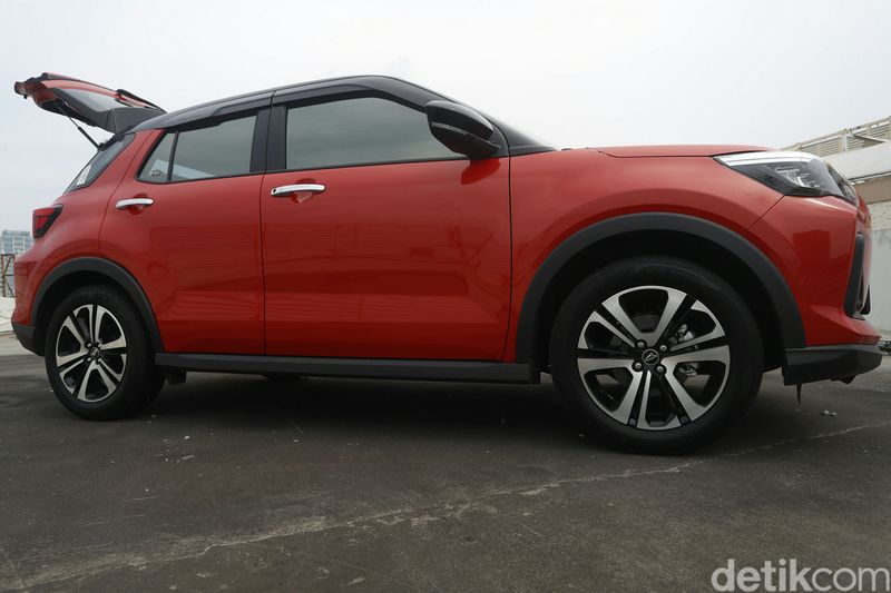 Penampakan Daihatsu Rocky saat Ototest di kawasan Jakarta, Jumat (18/6/2021).
