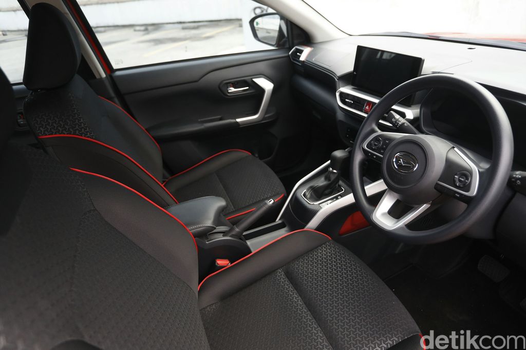 Penampakan Daihatsu Rocky saat Ototest di kawasan Jakarta, Jumat (18/6/2021).