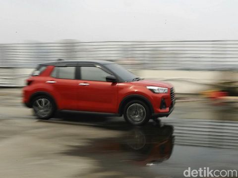 Penampakan Daihatsu Rocky saat Ototest di kawasan Jakarta, Jumat (18/6/2021).