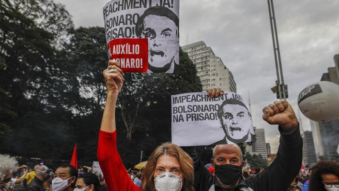 Demonstran melakukan protes usai angka kematian COVID di Brasil capai 500 ribu