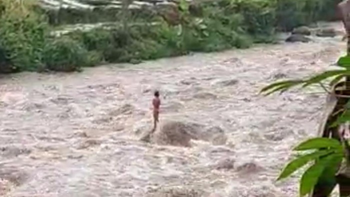 Evakuasi warga terjebak banjir di Sungai Serayu