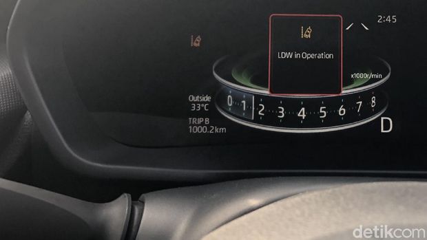 Fitur Lane Departure Warning akan memberikan tanda ketika mobil berpindah lajur dengan tidak sengaja