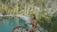 Saat sarapan, Maria Vnia juga memilih menu sarapan yang sehat. Jus, susu, buah-buahan dan beragam hidangan lain begitu dinikmatinya saat floating breakfast di salah satu villa di Bali. Foto: Instagram/maria_vaniaa