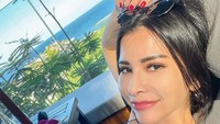 Tidak hanya saat floating breakfast, segelas jus dan sepiring potongan buah naga juga terlihat hadir di meja. Sambil menikmati pemandangan laut yang biru, Maria Vania tetap menjaga asupannya agar tetap sehat saat sarapan di pagi hari. Foto: Instagram/maria_vaniaa