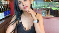 Saat sedang berada di cafe sekalipun, Maria Vania akan memasan secangkir teh hangat. Tanpa tambahan bahan pemanis atau yang lainnya, ia begitu cantik saat tengah menikmati teh herbal hangat yang menyehatkan di cafe. Foto: Instagram/maria_vaniaa