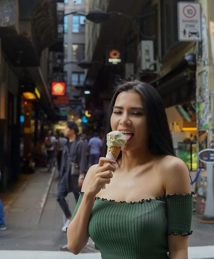 Doyan Ngegym, Begini Pose Kulineran Maria Vania
