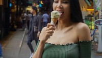 Walaupun gemar olahraga dan makan makanan sehat, sesekali Maria Vania juga terlihat tengah menikmati makanan manis. Salah satunya seperti es krim yang terlihat begitu menyejukkan saat disantap di tengah hari yang panas. Foto: Instagram/maria_vaniaa