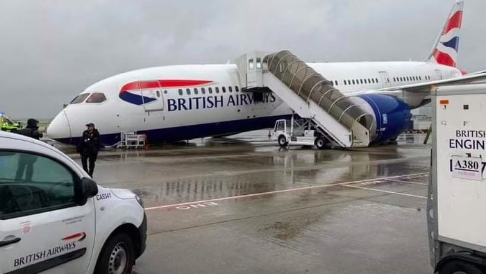 Hidung pesawat British Airways kolaps di landasan Bandara Heathrow. Hidung pesawat kolaps setelah seorang insinyur gagal mengunci roda pendaratan dengan benar.