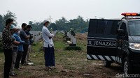 Seiring meningkatnya kasus COVID-19 pascalebaran di Ibu Kota, blad di TPU Srengseng Sawah 2 pun kini nyaris penuh.