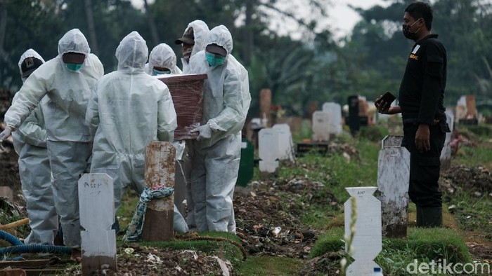 Jakarta Tak Baik-baik Saja, Pemakaman COVID-19 Melonjak Pemprov DKI Jakarta ungkap adanya lonjakan pemakaman dengan protap COVID-19 dalam sepekan terakhir. Hal itu terjadi usai meningkatnya kasus corona di Ibu Kota.