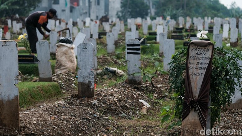 Jakarta Tak Baik-baik Saja, Pemakaman COVID-19 Melonjak Pemprov DKI Jakarta ungkap adanya lonjakan pemakaman dengan protap COVID-19 dalam sepekan terakhir. Hal itu terjadi usai meningkatnya kasus corona di Ibu Kota.