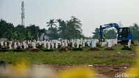 Dalam sehari, sebanyak 50-60 jenazah dimakamkan dengan protap COVID-19. 