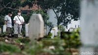 Bahkan, pemakaman COVID-19 sempat mencapai angka 113 jenazah pada Kamis (17/6) ketika penambahan kasus COVID menembus 4 ribu orang