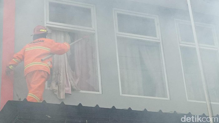 Kantor Dinas PU Pangandara terbakar.