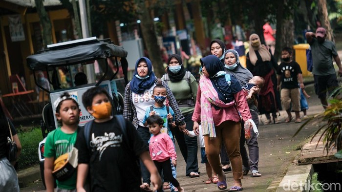 Kasus Corona DKI Ngegas, Ragunan Masih Dikunjungi Wisatawan Taman Margasatwa Ragunan kerap dikunjungi wisatawan saat akhir pekan. Meski kasus COVID-19 di Ibu Kota meningkat, masih ada pengunjung yang berwisata ke Ragunan