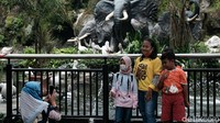 Sejumlah pengunjung berfoto di kawasan Taman Margasatwa Ragunan, Jakarta, Minggu (20/6/2021).