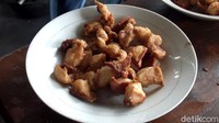 Menurutnya, krenyos memiliki tekstur yang lebih kenyal dibanding sate klatak dan memiliki rasa yang cenderung gurih. Foto: Pradito Rida Pertana /detiKFood