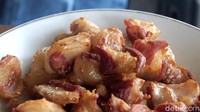 Nah, untuk masaknya tidak lebih dari lima menit sudah matang, dan saya selalu pakai arang agar cita rasanya beda, katanya. Foto: Pradito Rida Pertana /detiKFood