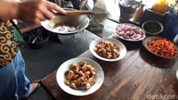 Untuk tingkat kematangannya bisa sedikit garing, terus kalau tidak terlaku matang sehingga bertekstur lebih kenyal juga bisa. Ya pokoknya sesuai selera pembeli dan nanti kita buatkan bisa, ujarnya. Foto: Pradito Rida Pertana /detiKFood