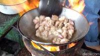 Menyoal cara memasak krenyos, Hendy pemilik warung sate menjelaskan jika pertama kali yang dilakukan adalah memisahkan sandung lamur dari daging kambing. Selanjutnya, dia memotong sandung lamur ini dengan menyertakan sedikit daging kambingnya dengan ukuran kecil. Foto: Pradito Rida Pertana /detiKFood