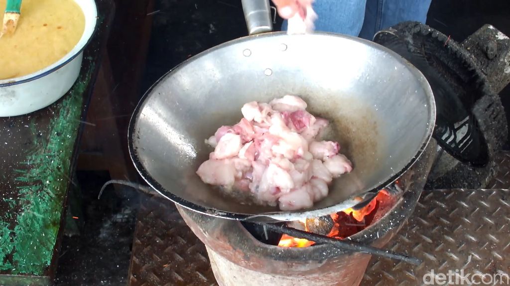 Kenyal Gurih! Sensasi Enak Makan Krenyos yang Populer di Bantul