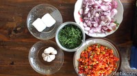 Kemudian seporsi krenyos disajikan dengan nasi putih hangat dan sepiring sambal kecap rawit. Sedangkan untuk tekstur krenyos cenderung garing di luar dan kenyal juicy di dalam. Foto: Pradito Rida Pertana /detiKFood