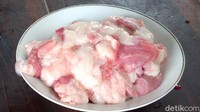 Daging kambing bagian sandung lamur yang sudah dipotong kecil-kecil dimasak seperti tongseng. Sandung lamur adalah irisan daging yang dilapisi lemak. Selanjutnya, daging tersebut diguyur kuah gule yang gurih dan dimasak sampai garing. Foto: Pradito Rida Pertana /detiKFood