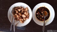 Untuk harga, seporsi krenyos beserta nasi putih dan sambal kecap dipatok dengan harga Rp 26 ribu. Sedangkan untuk aneka minuman rata-rata dipatok dengan harga Rp 3 ribu. Foto: Pradito Rida Pertana /detiKFood