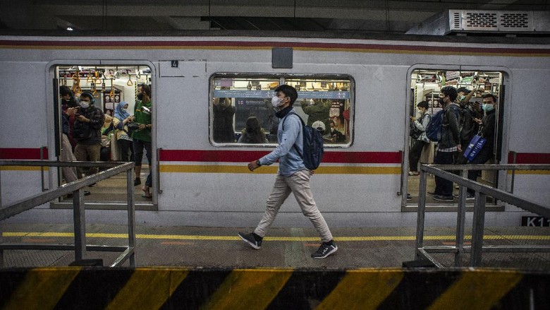 KRL Penumpang berada di dalam rangkaian kereta rel listrik (KRL) di Stasiun Manggarai, Jakarta, Kamis (6/5/2021). KAI Commuter membatasi layanan operasional perjalanan KRL Commuter Line Jabodetabek mulai tanggal 6-17 Mei 2021 dengan menggeser jam operasi KRL Jabodetabek dari normalnya 04.00-22.00 WIB menjadi 04.00-20.00 WIB sementara untuk Stasiun Rangkasbitung, Citeras, Maja, dan Cikoya tidak akan melayani naik turun pengguna KRL. ANTARA FOTO/Aprillio Akbar/foc.