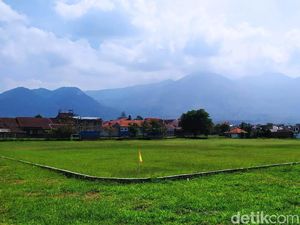 Habis Main Bola di Kaki Gunung Guntur, Berendam di Pemandian Air Panas
