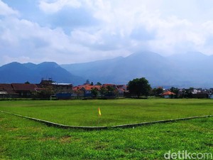 Habis Main Bola di Kaki Gunung Guntur, Berendam di Pemandian Air Panas